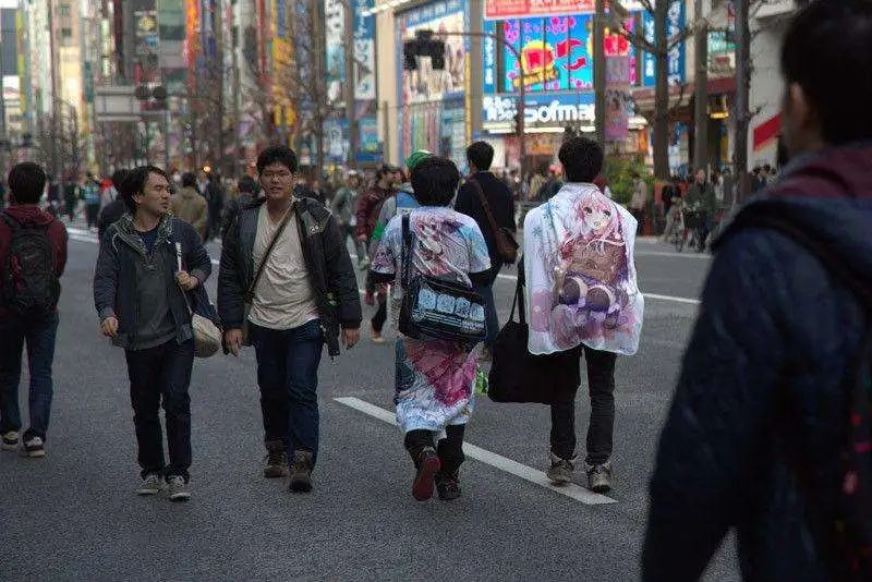 被扣上“男权凝视”帽子的《更衣人偶》，折射出二次元的尴尬现状